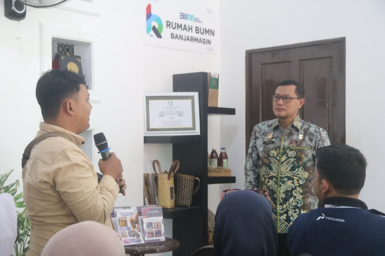 BERI EDUKASI:Para pelaku UMKN binaan Rumah UMKM Banjarmasin berkesempatan tanya jawab langsung denga Kepala Divisi Pelayanan Hukum Kanwil Kemenkum Kalsel, Meidy Firmansyah.