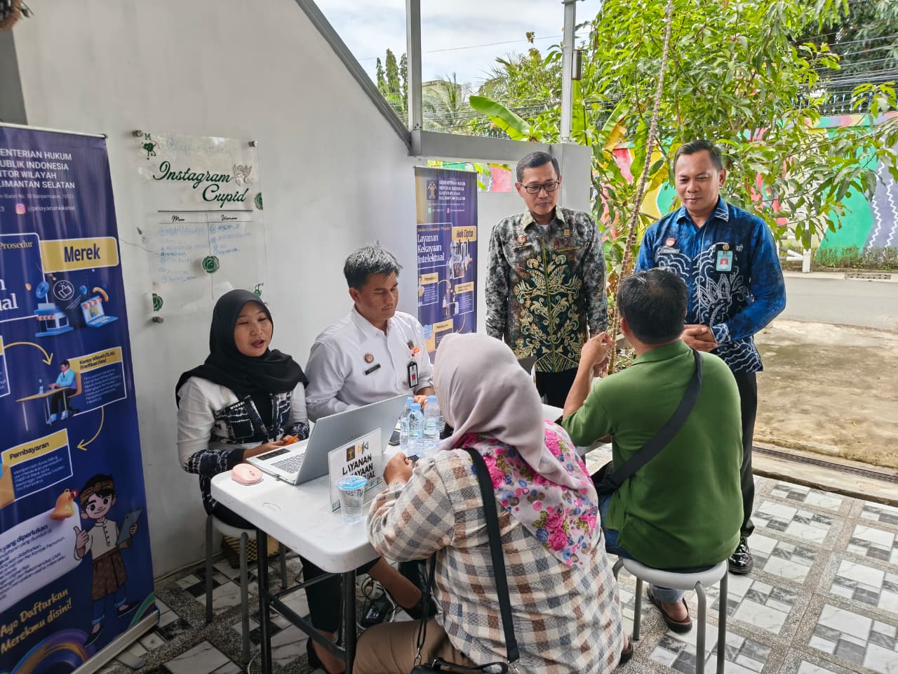 PENDAMPINGAN:Petugas Kanwil Kemenkum Kalsel memberikan layanan konsultasi legalitas dan HKI kepada UMKM binaan Rumah UMKM Banjarmasin, Kamis (15/1/2026).