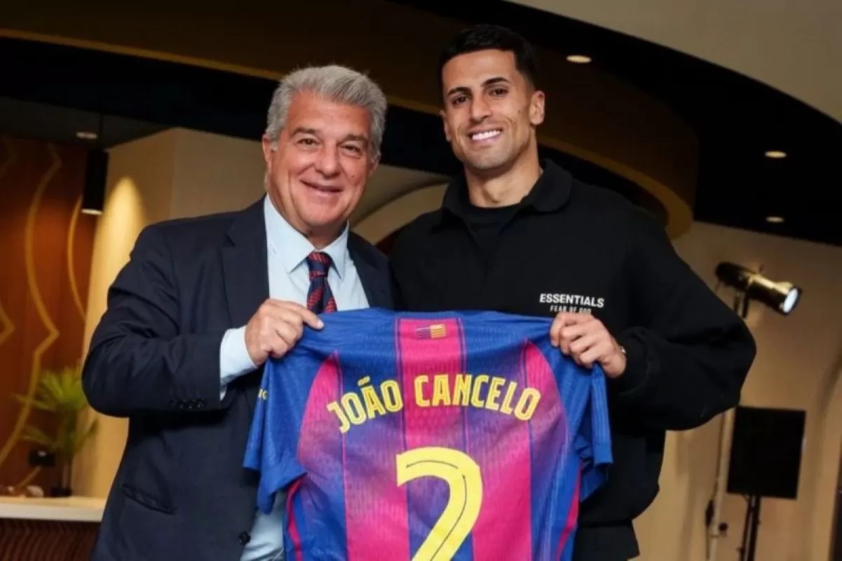 DIPERKENALKAN: Full back asal Portugal Joao Cancelo resmi diperkenalkan sebagai pemain Barcelona pada Selasa (13/1). (Fcbarcelona.com)