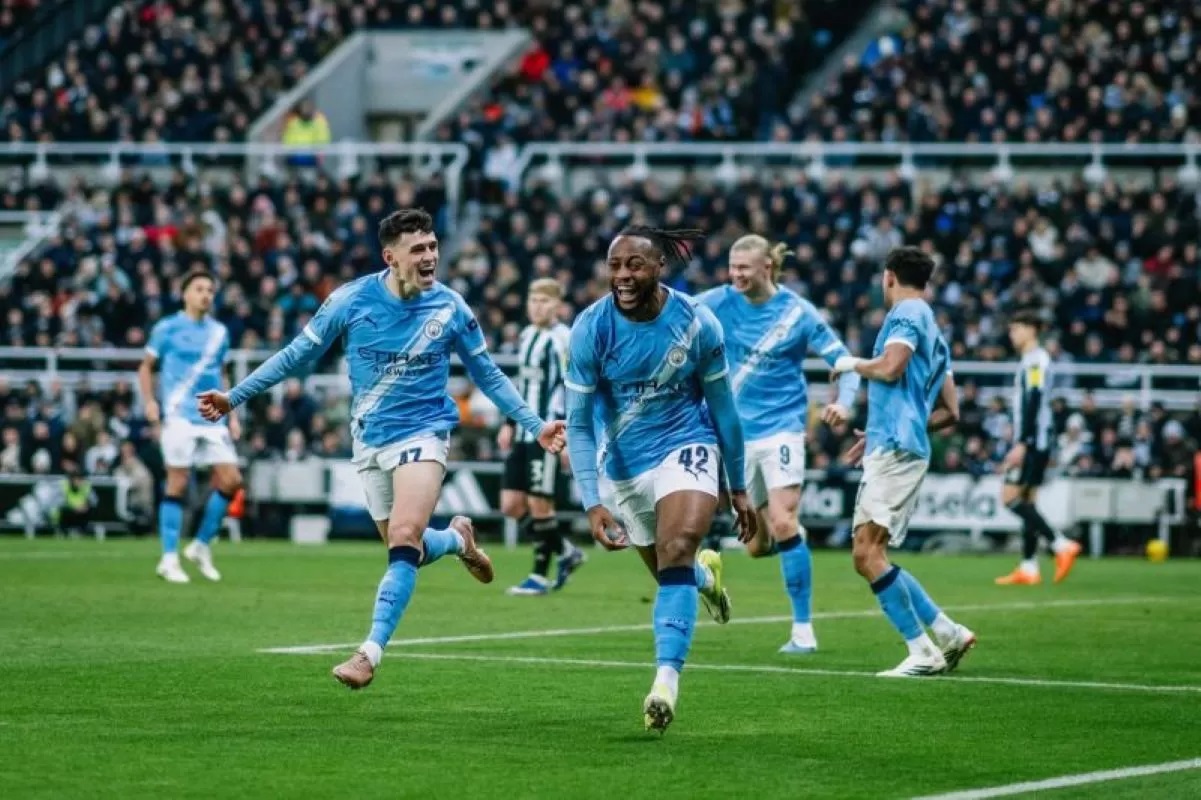 MENCETAK: Selebrasi Antoine Semenyo setelah mencetak gol pembuka untuk Manchester City dalam pertandingan semifinal leg pertama Piala Liga Inggris di St James Park, Rabu (14/1). (ManCity.com)