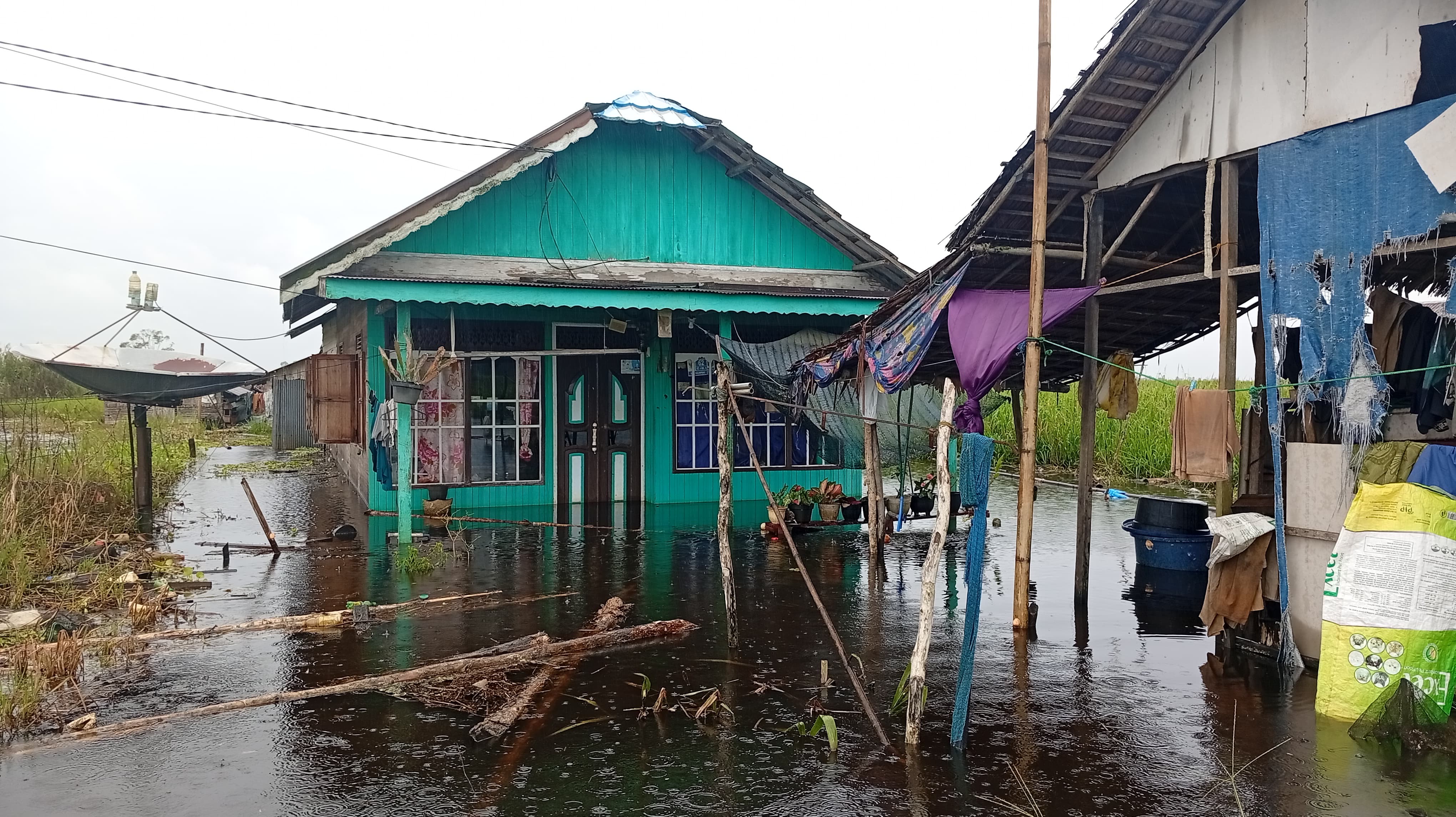 Banjir yang melanda sejumlah wilayah di HSS, diminta penanganan bantuannya agar tepat waktu.