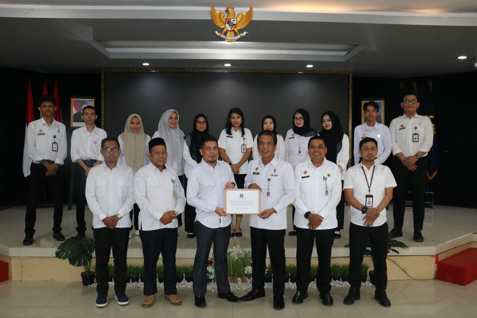 UNDANG-UNDANG:Kepala P3H Kanwil Kemenkum Kalsel, Anton Edward Wardhana menyerahkan Ranperbup hasil Harmonisasi kepada Kabag Hukum Pemkab Balangan, Muhammad Roji, Rabu (14/1/2026).