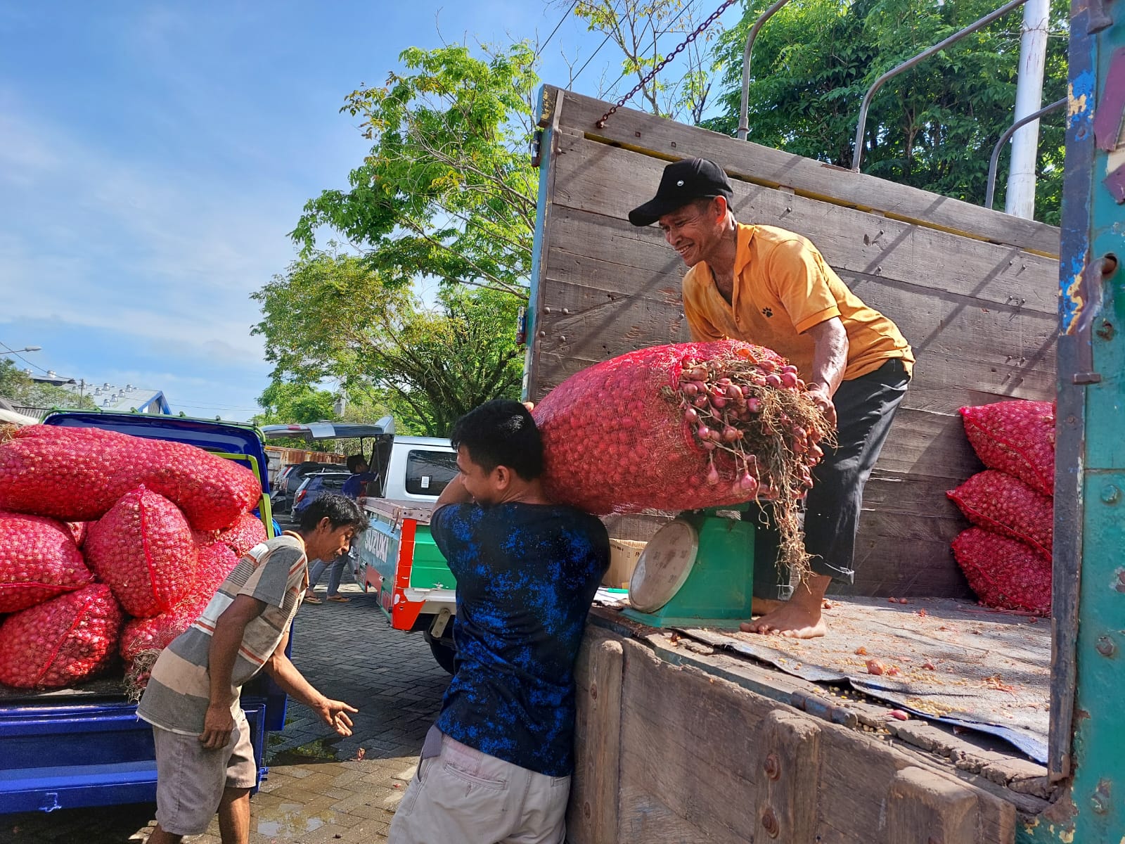 BARANG: Aktivitas bongkar muatan bawang merah di Pasar Keramat Barabai.