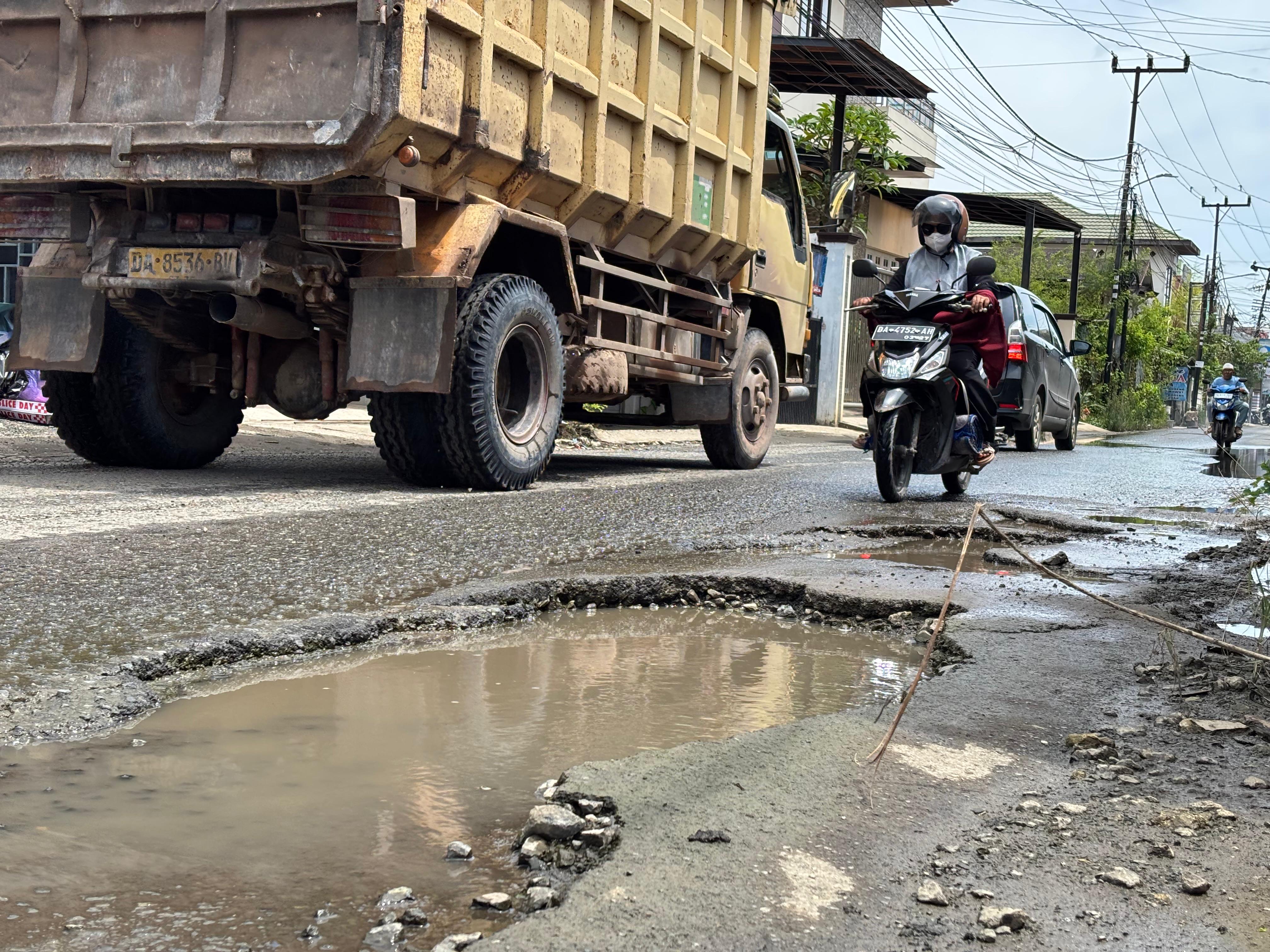BERLUBANG: Salah satu titik jalan berlubang di Jalan Beruntung Jaya, Kelurahan Pemurus Dalam, Banjarmasin Selatan.