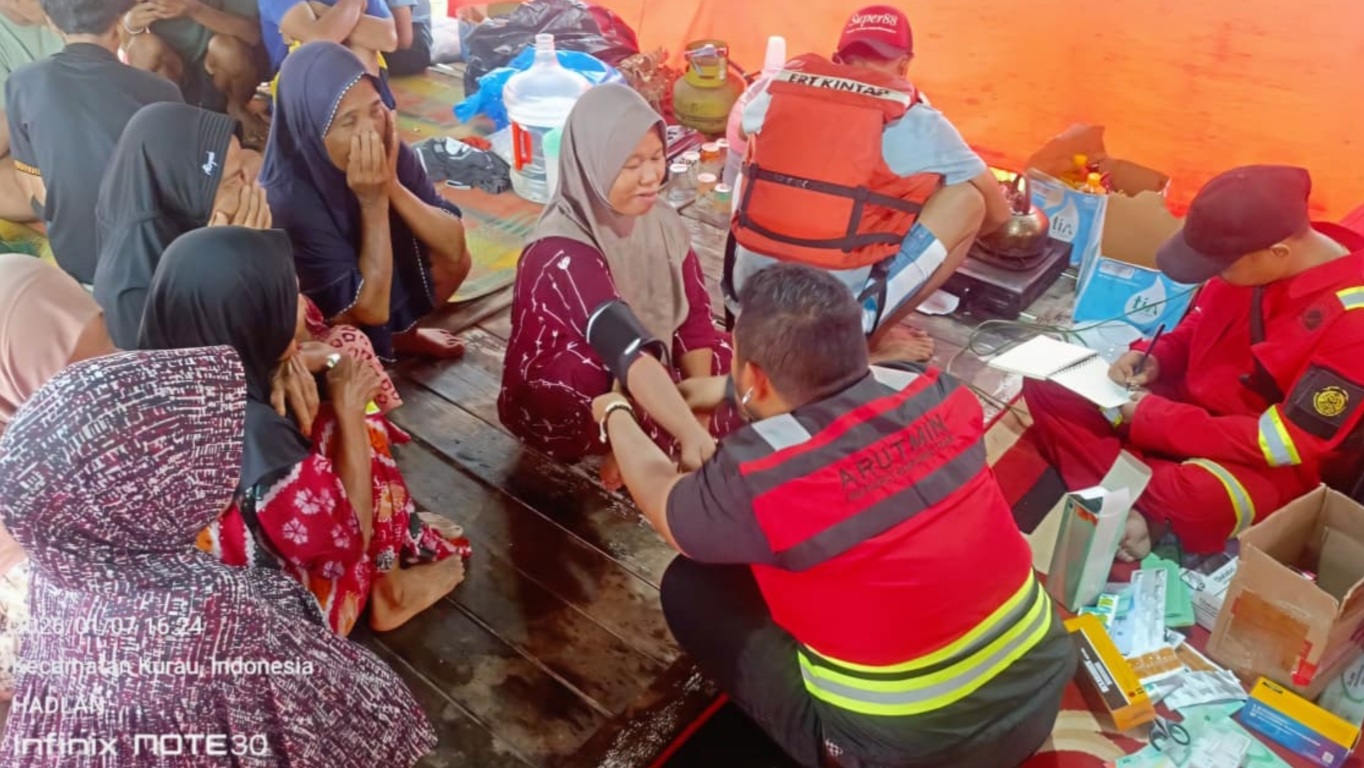 PEDULI:Pemeriksaan kesehatan warga terdampak banjir di Kabupaten Tana Laut oleh Tim Medis Arutmin.