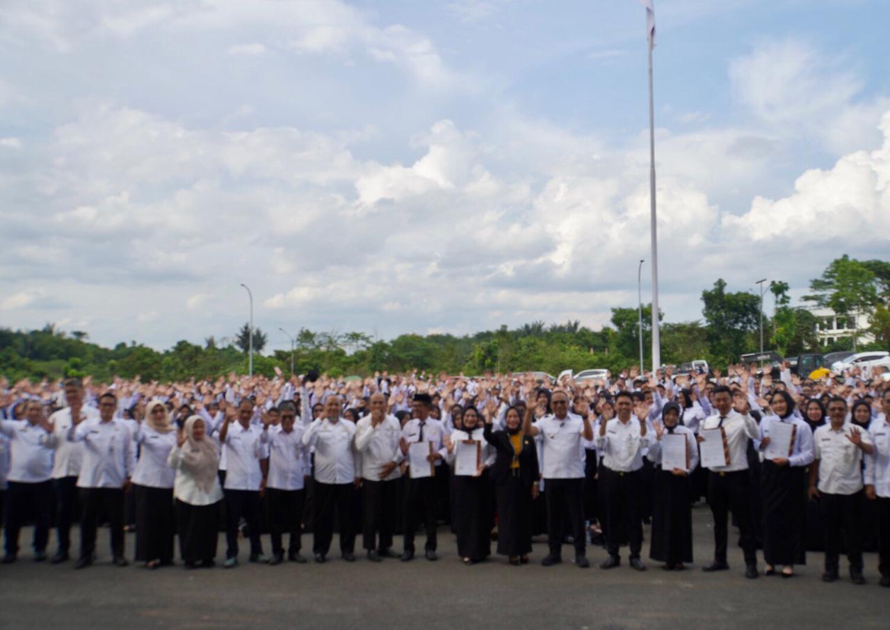 PELANTIKAN: Saat berlangsunya pelantikan sekaligus penyerahan SK PPPK Paruh Waktu di Kotabaru, Kamis (27/11/25).