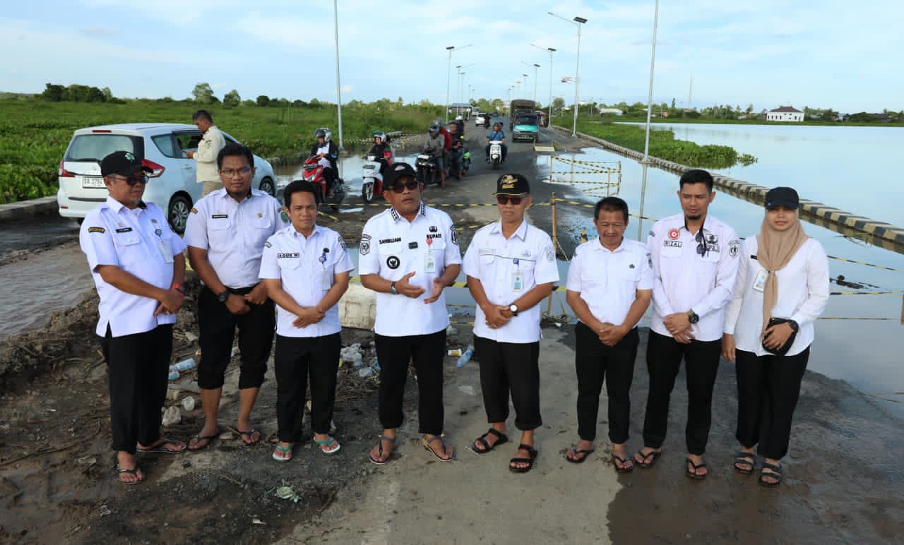 BANJIR:Bupati Kabupaten HSU, H Sahrujani meninjau Jalan Bypass Amuntai atau Jalan H Fakhruddin di Kota Amuntai.