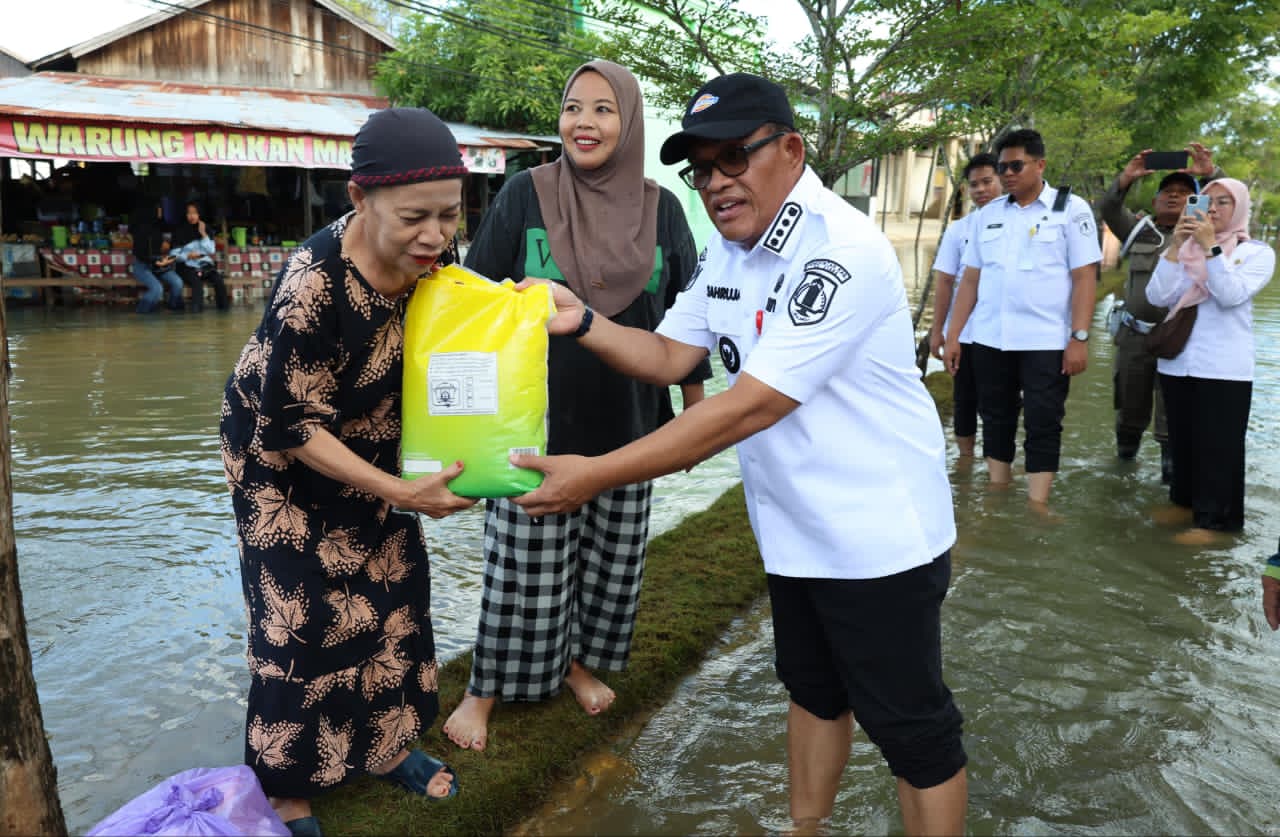 PEDULI:Bupati Kabupaten HSU, H Sahrujani menyerahkan bantuan sembako ke warga Kelurahan Paliwara, Kecamatan Amuntai Tengah, Rabu (14/1/2026).