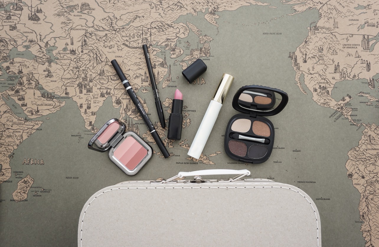 PRAKTIS: Makeup untuk traveling biasanya mengandalkan fungsi dan kepraktisan. (Foto: Freepik)