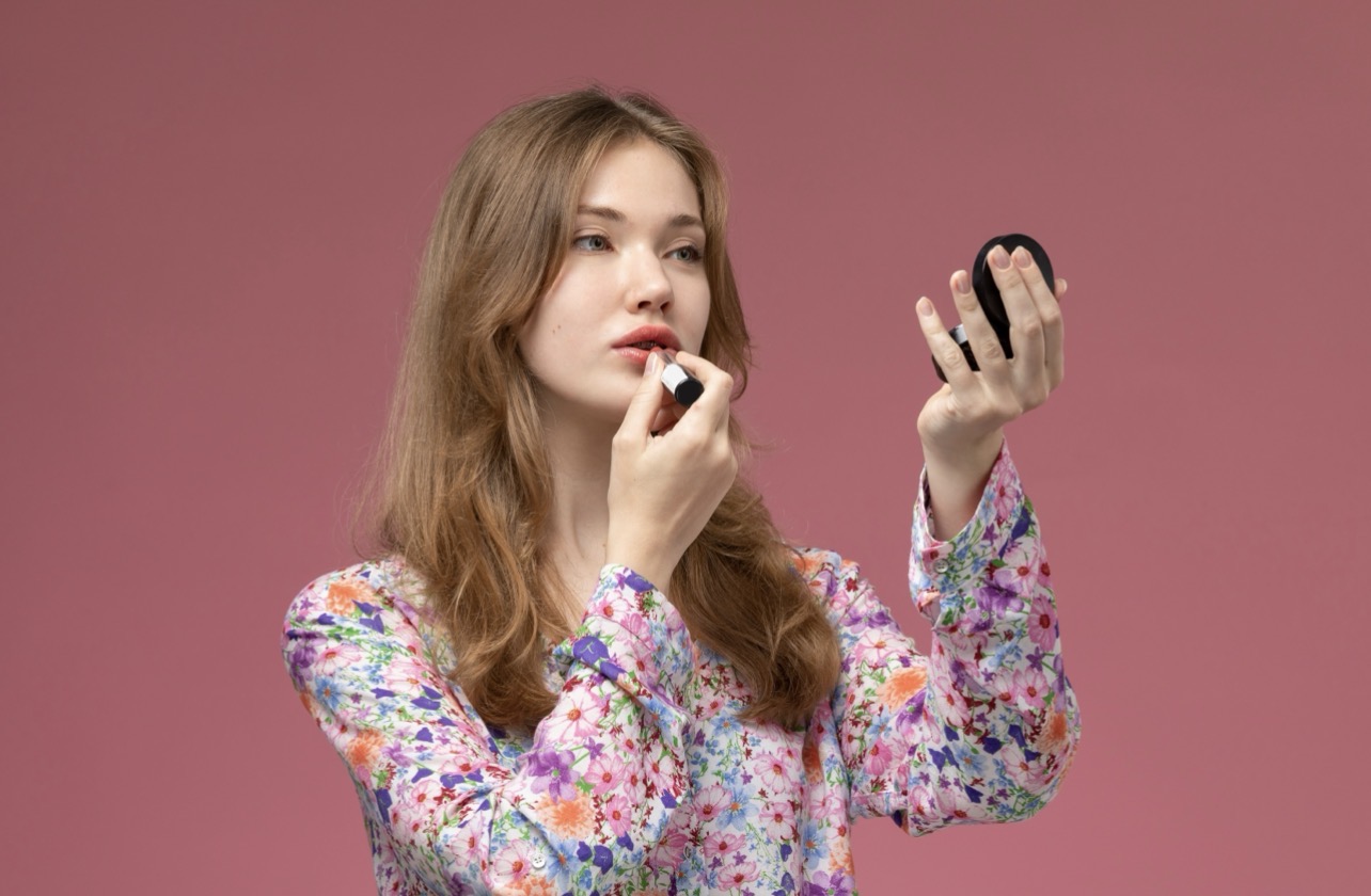 KALEM: Selain warna lipstik kalem, ada banyak warna yang cocok buat cewek pemalu. (Foto: Freepik)