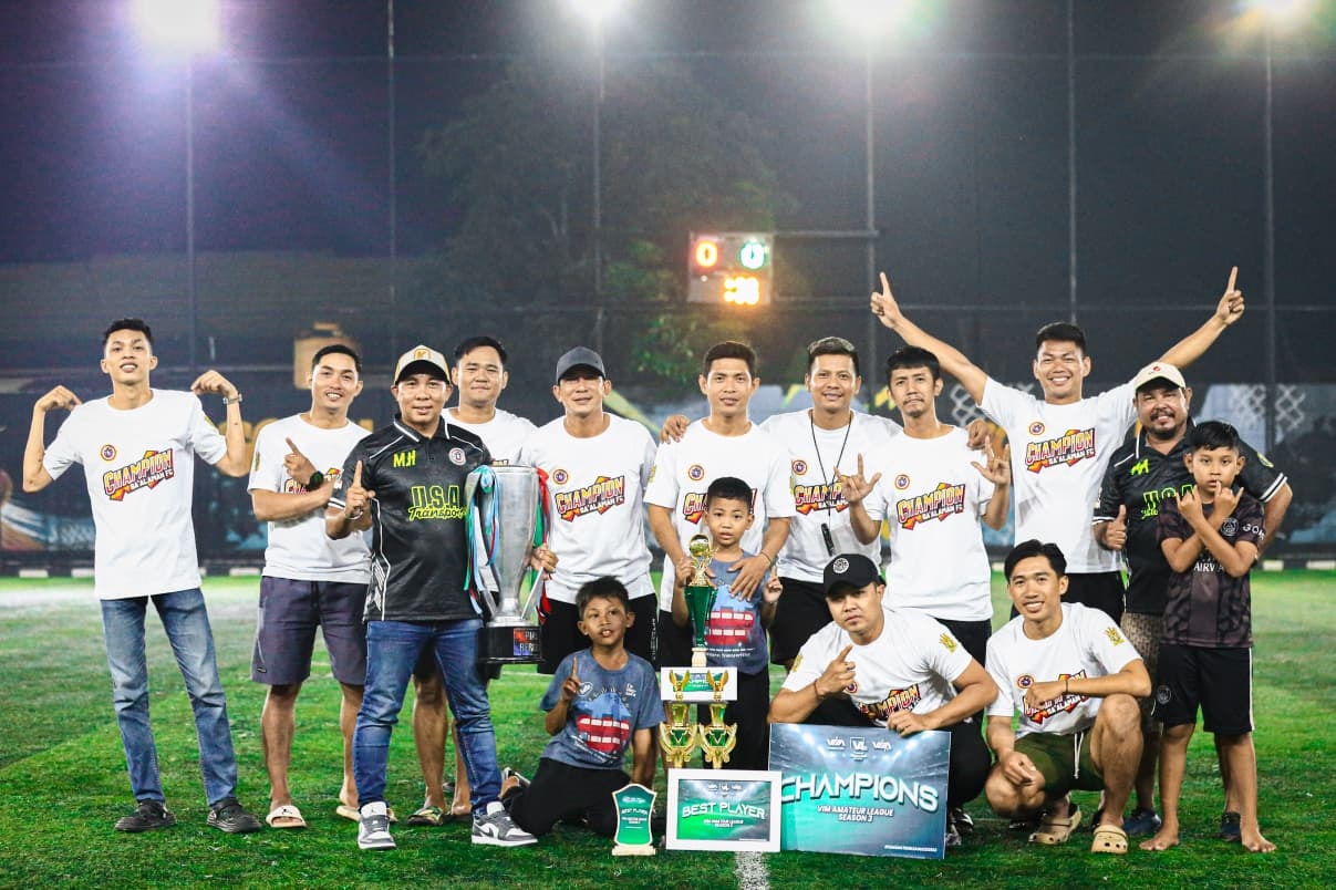 JUARA: Para pemain Sa&rsquo;alaman FC merayakan keberhasilan meraih gelar juara VIM Amateur League Season 3 di VIM Minisoccer, Banjarmasin, setelah mengalahkan SIG FC 2-1 pada laga pekan terakhir.
