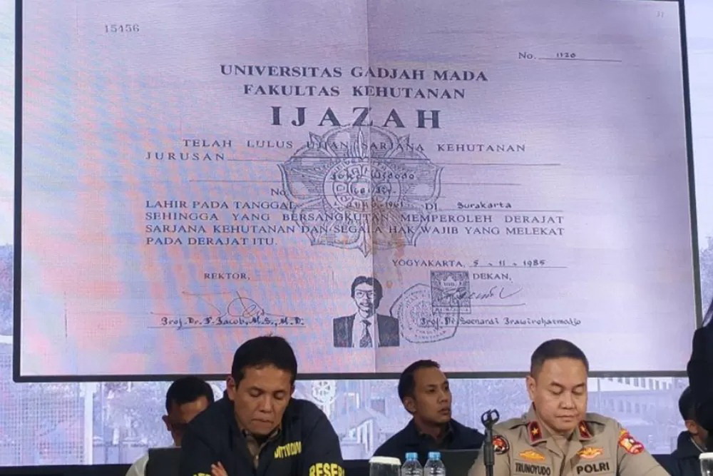 BERI KETERANGAN: Bareskrim Polri saat memberikan pemaparan hasil Labfor terkait ijazah Jokowi. (Jawa Pos)