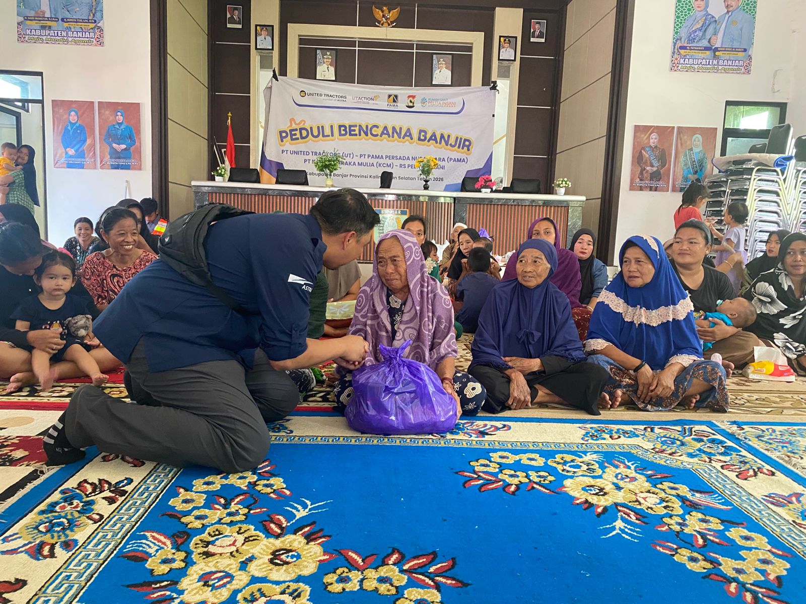 UNTUK WARGA: Arif Cahyadi menyerahkan langsung paket sembako kepada warga terdampak banjir di Kecamatan Martapura Barat, Kabupaten Banjar.