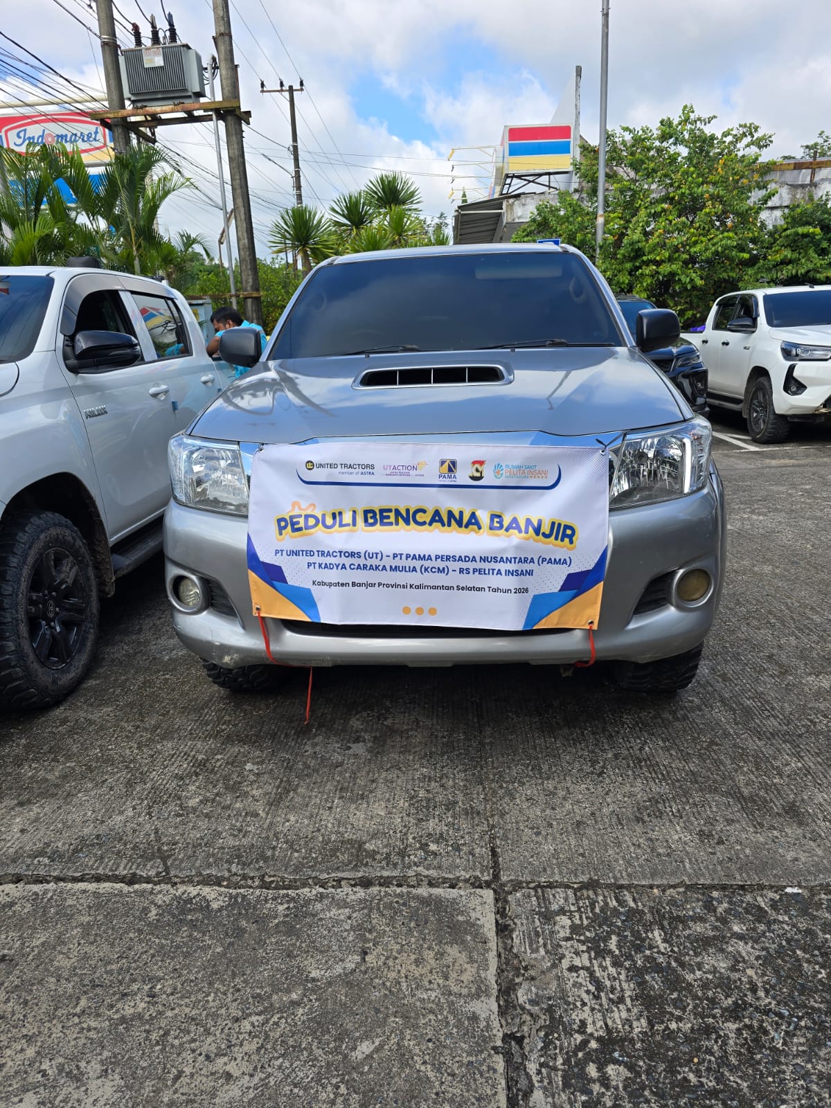 PEDULI BANJIR: Spanduk Peduli Bencana terpasang di mobil logistik bantuan Grup Astra Banjarmasin saat penyaluran sembako di Kabupaten Banjar.