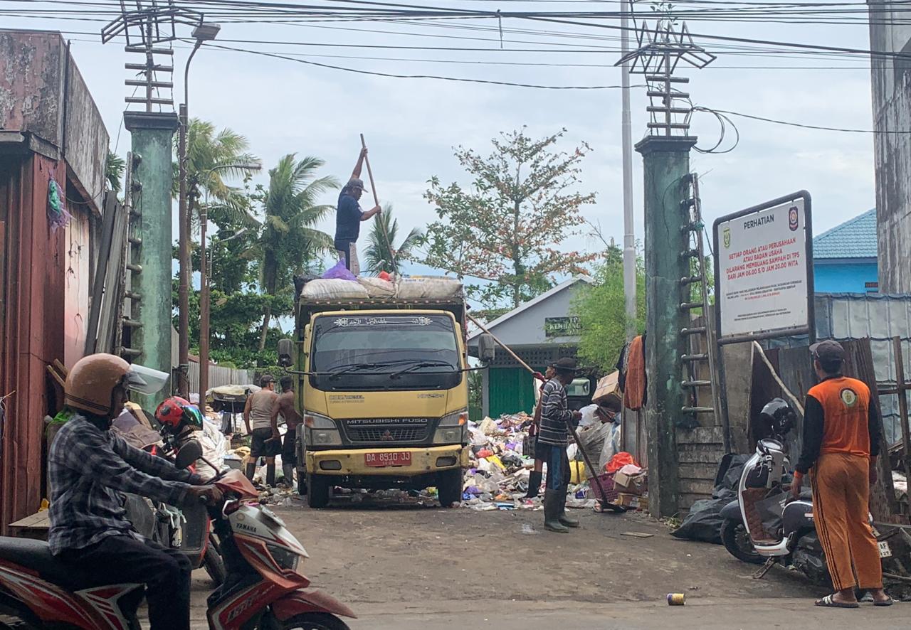 SAMPAH MELONJAK: Petugas kebersihan memasukkan tumpukan sampah di TPS Jalan Veteran Banjarmasin, ke dalam truk untuk diangkut ke TPA Banjarbakula, Kamis (15/1/2026).