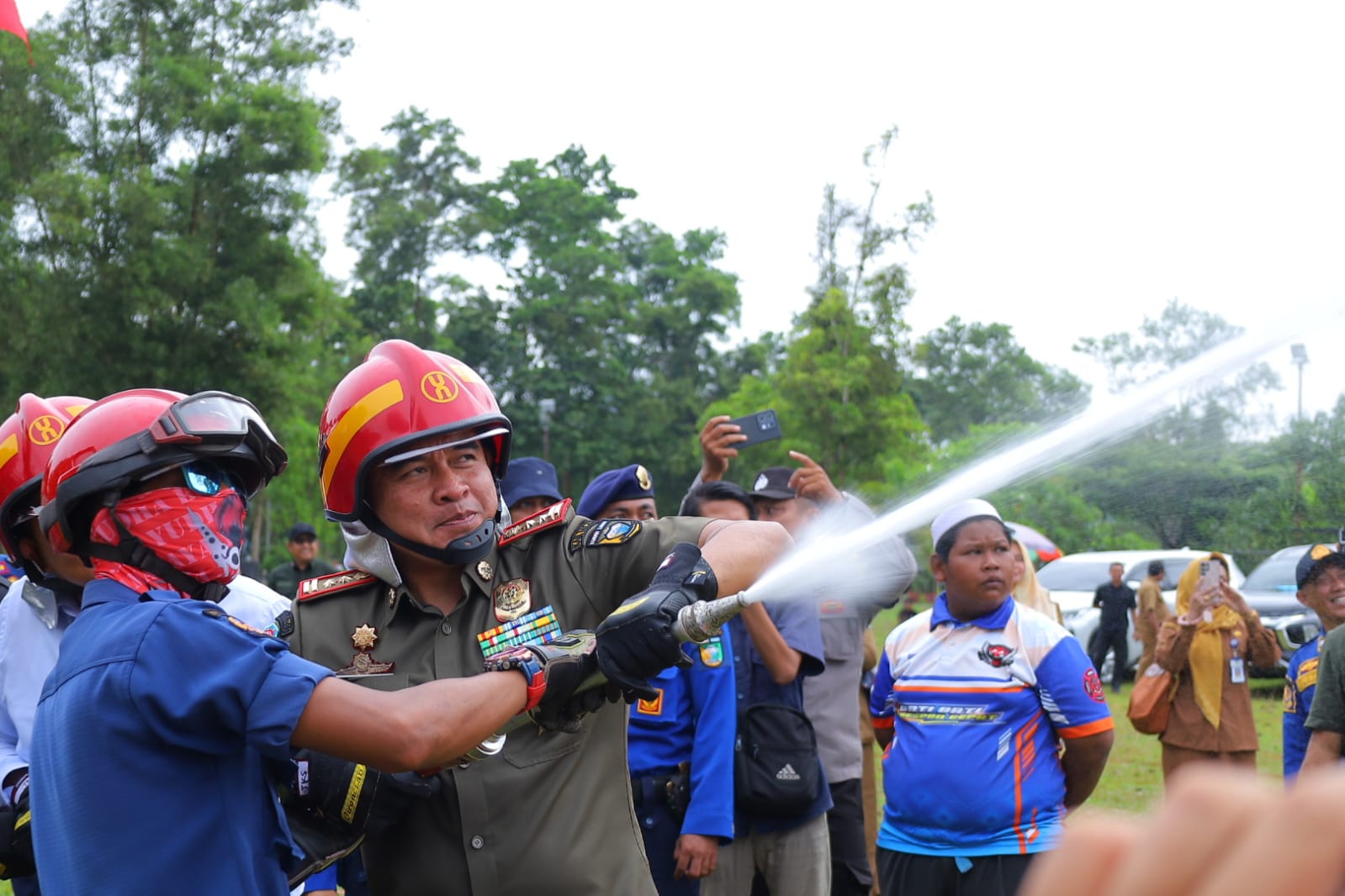 ADA REKRUTMEN: Bupati Tanah Laut Rahmat Trianto bersama personel Satpol PP dan Damkar Tala mencoba menembak sasaran pada lomba ketangkasan pemadam kebakaran akhir Desember 2025 lalu.