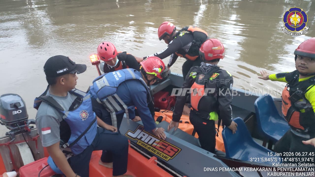 Petugas SAR gabungan mengevakuasi jasad Muhammad Ilham Fikri yang ditemukan mengapung di Sungai Martapura, Kamis (15/1/2026) pagi.