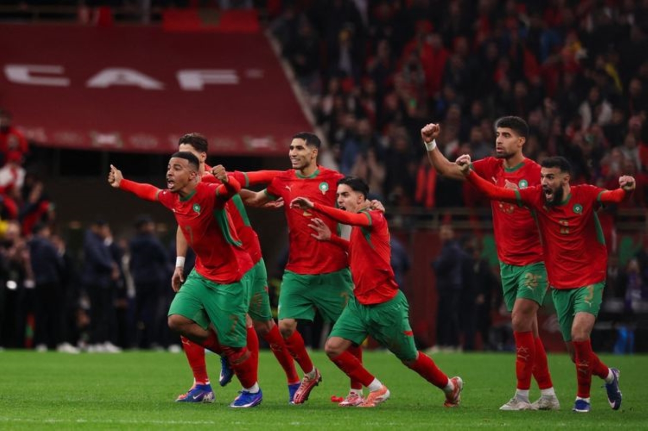 MERAYAKAN: Achraf Hakimi (ketiga dari kiri) merayakan kemenangan adu penalti dengan rekan satu timnya dalam laga semifinal Piala Afrika 2025 (CAN) antara Nigeria vs Maroko
