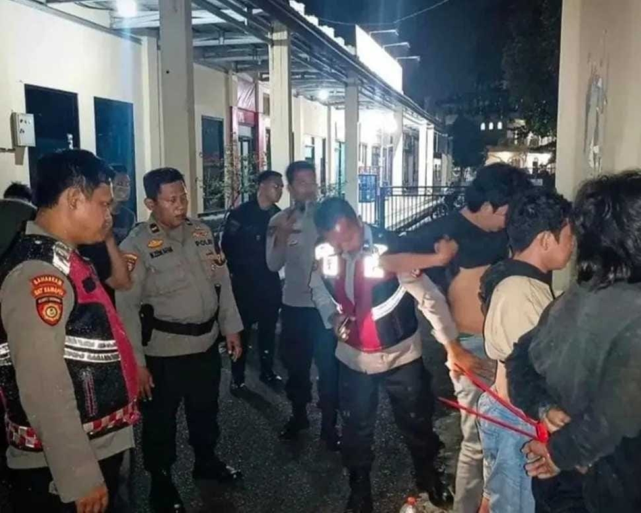 MENGAMANKAN: Polisi mengamankan tiga pemuda yang diduga mabuk hingga berteriak dan menantang berkelahi warga Guntung Payung, Rabu (14/1) dini hari.