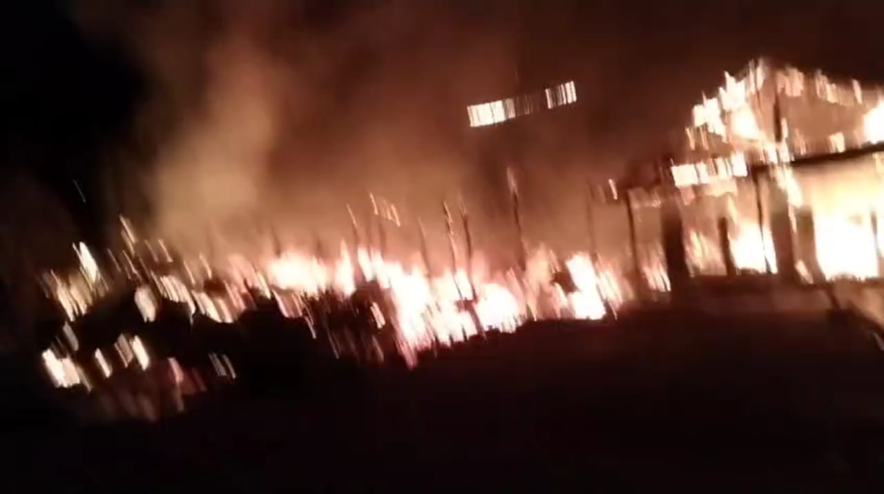 Tangkapan layar video kebakaran permukiman warga di Desa Galumbang, Kecamatan Juai, yang beredar di media sosial.