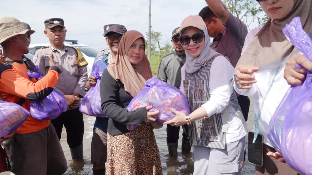 PEDULI: Istri Gubernur Kalsel, Hj Fathul Jannah Muhidin menyerahkan bantuan kepada warga terdampak banjir di Desa Sampurna, Kabupaten Batola.