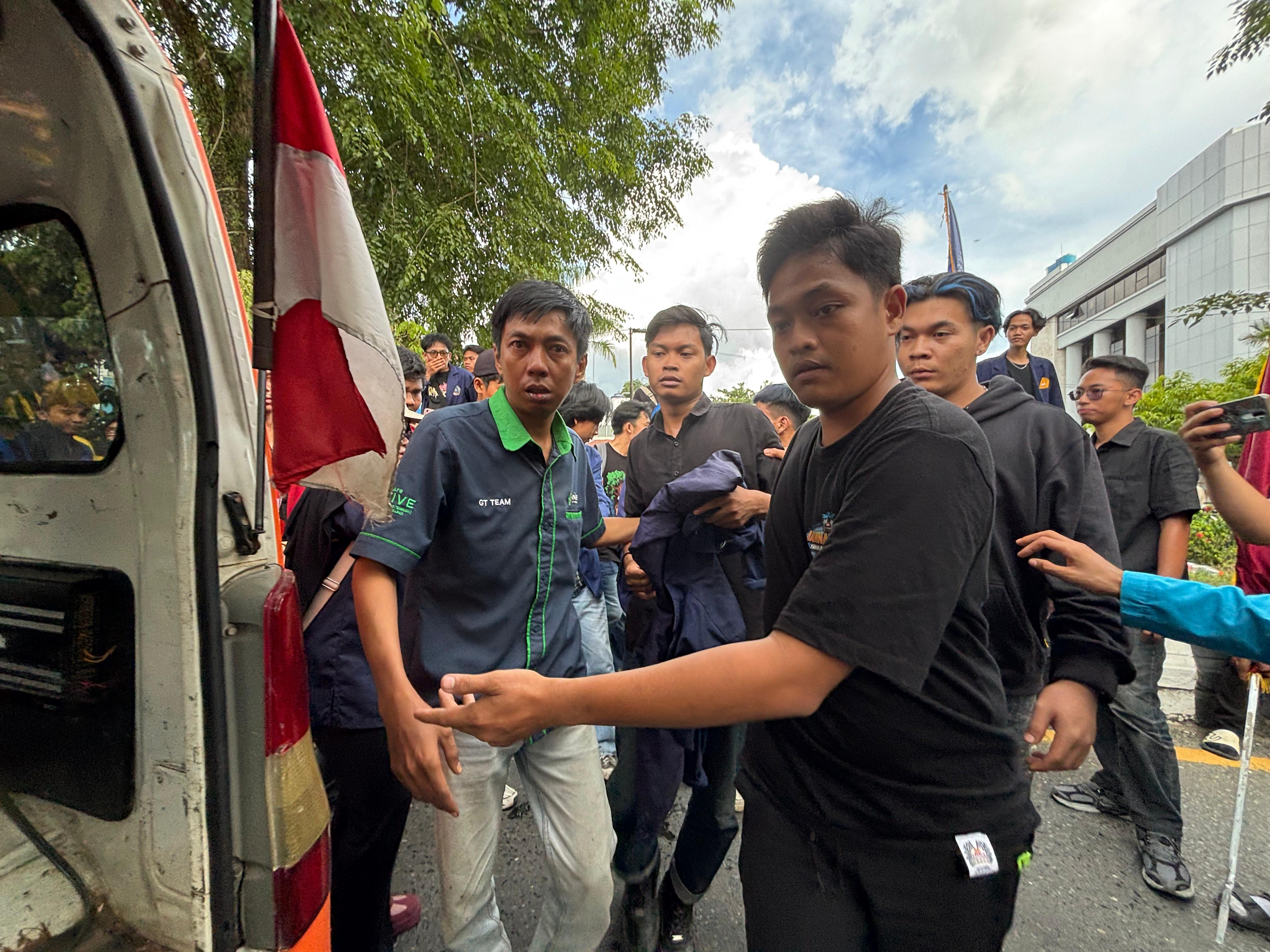 M Arifin peserta demonstrasi di kantor DPRD Kalsel dibawa ambulans menuju rumah sakit. (Zulvan Rahmatan/Radar Banjarmasin)