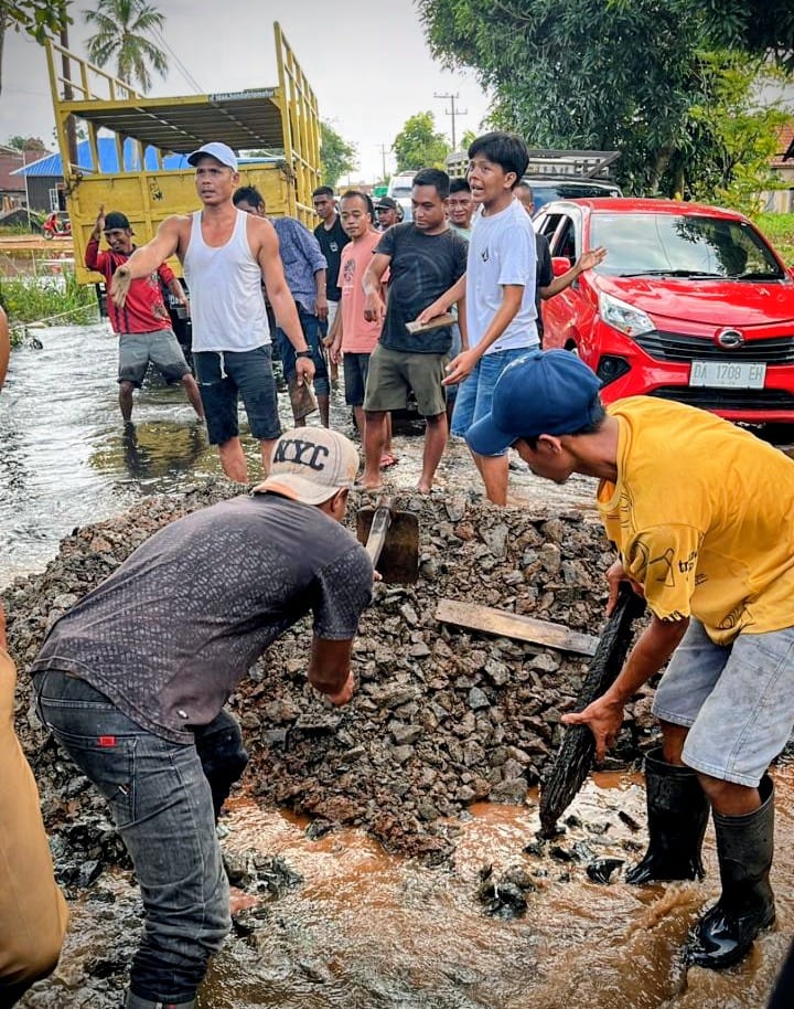 RUSAK: Jalan nasional di Desa Tapus Dalam Kecamatan Sungai Pandan, mengalami kerusakan akibat terendam air banjir. (Foto: M.Akbar/Radar Banjarmasin)