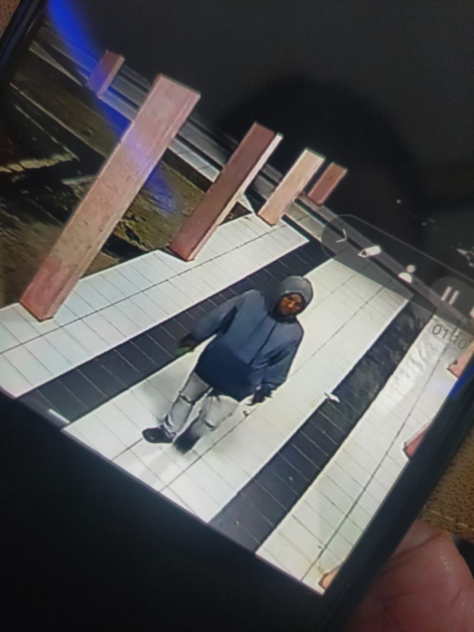 TEREKAM: Rekaman kamera pengawas (CCTV) memperlihatkan seorang pria diduga pelaku pencurian di area perawatan RSUD dr Andi Abdurrahman Noor. (Foto: PKJR Tanah Bumbu)