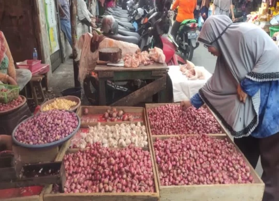 FLUKTUASI: Harga bawang merah di Pasaran Kota Banjarmasin mulai berangsur turun.