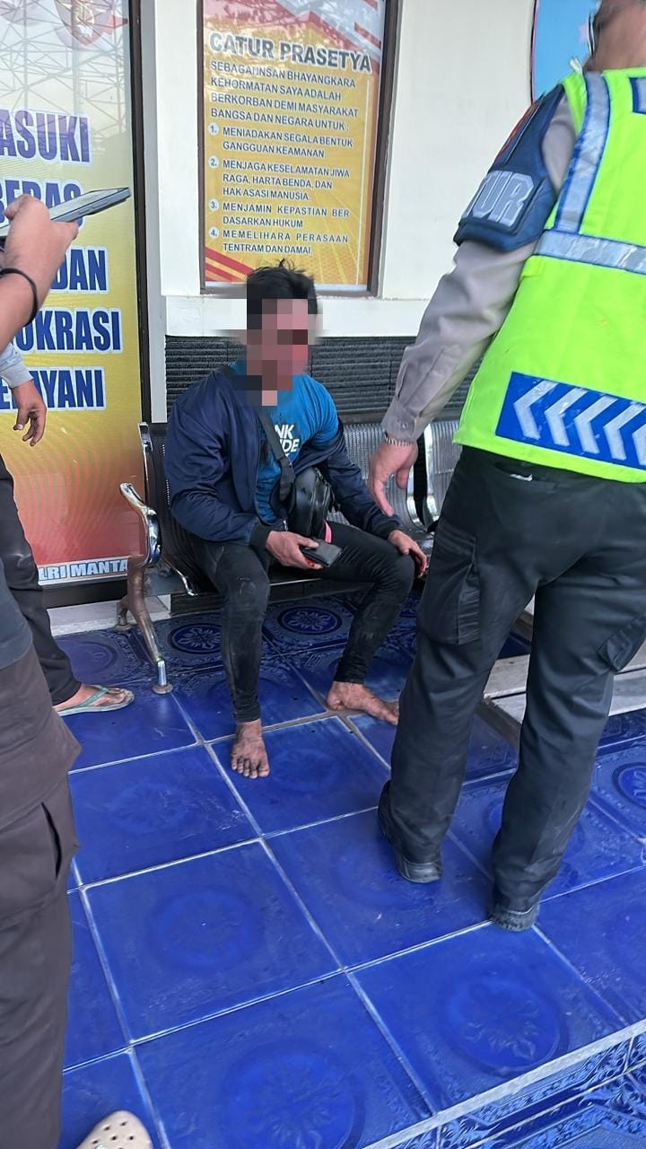 BONYOK: Pria yang diduga pencuri motor diamankan warga.