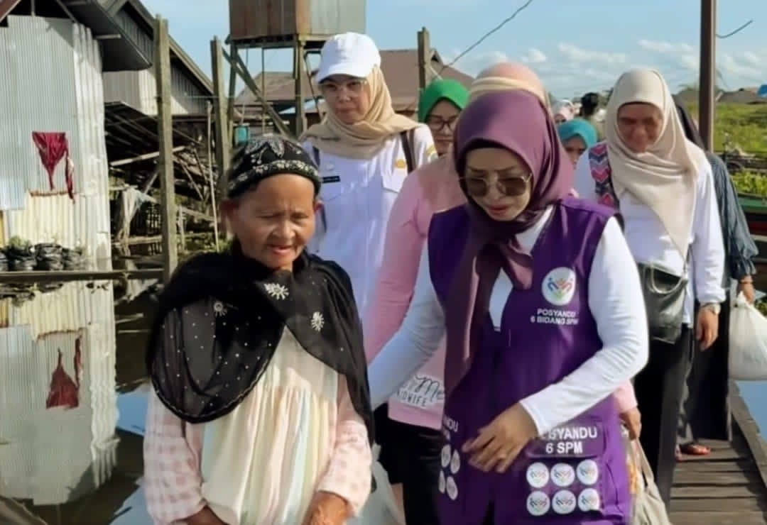 HADIR:Ketua dan Wakil Ketua TP PKK Kabupaten HSU, Hj Murniati Sahrujani dan Mayang Melani Hero melakukan kunjungan sosial di Desa Padang Bangkal, Kecamatan Sungai Pandan, Rabu (14/1/2026).
