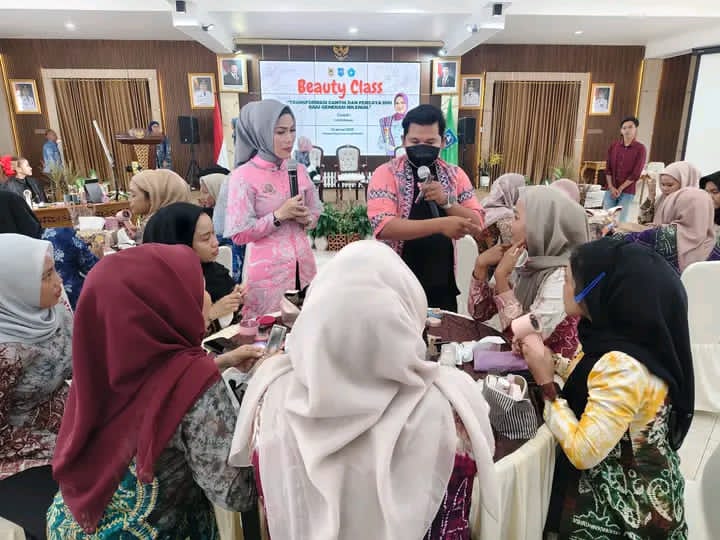 AKTIF:Yuniati, Ketua Komisi III DPRD HSS saat mendampingi peserta pelatihan Beauty Class di Pendopo Bupati HSS, Kamis (15/1/2026).