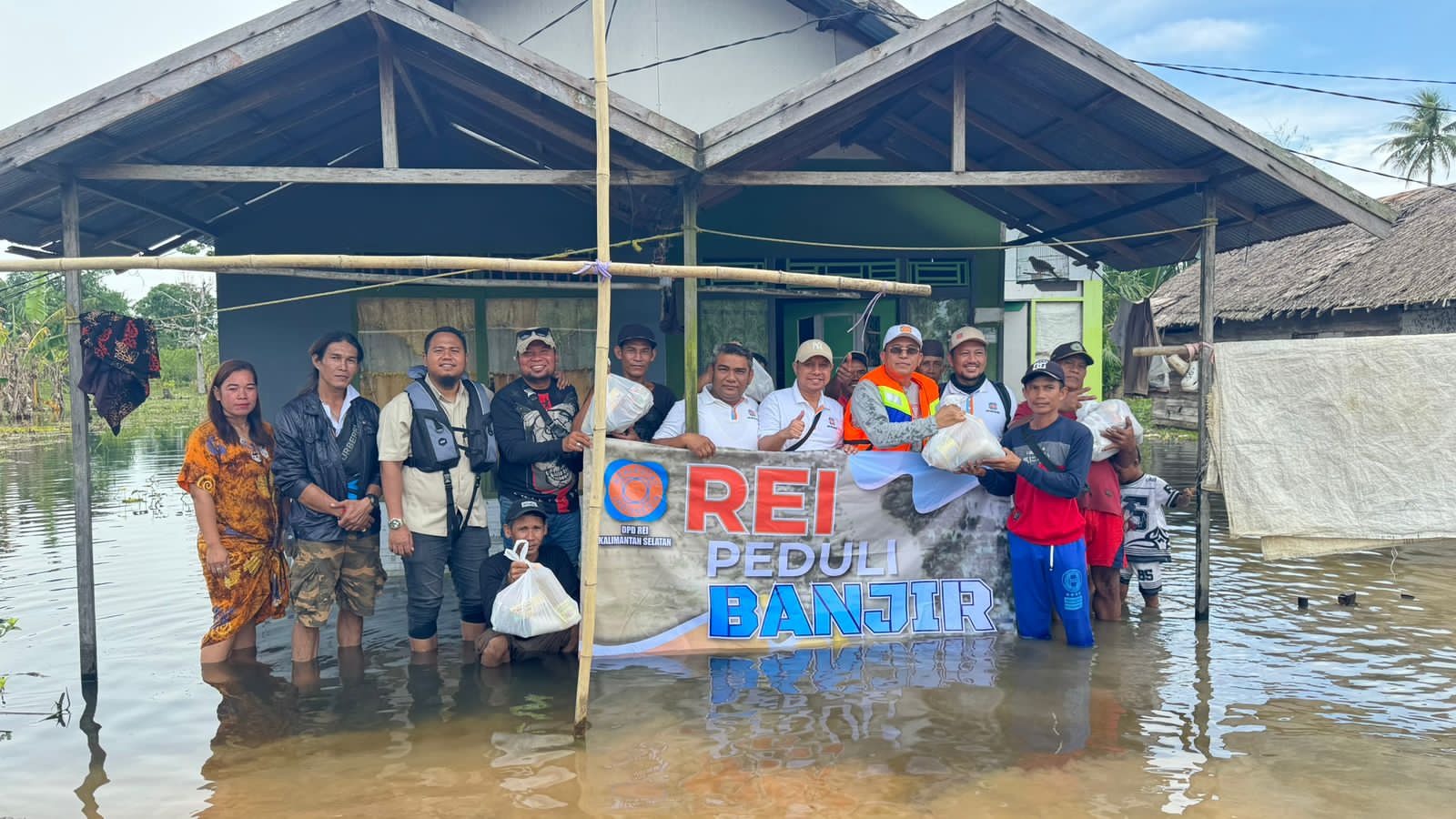 SALURKAN SEMBAKO:DPD REI Kalsel peduli terhadap masyarakat yang terdampak banjir di Kabupaten Banjar.