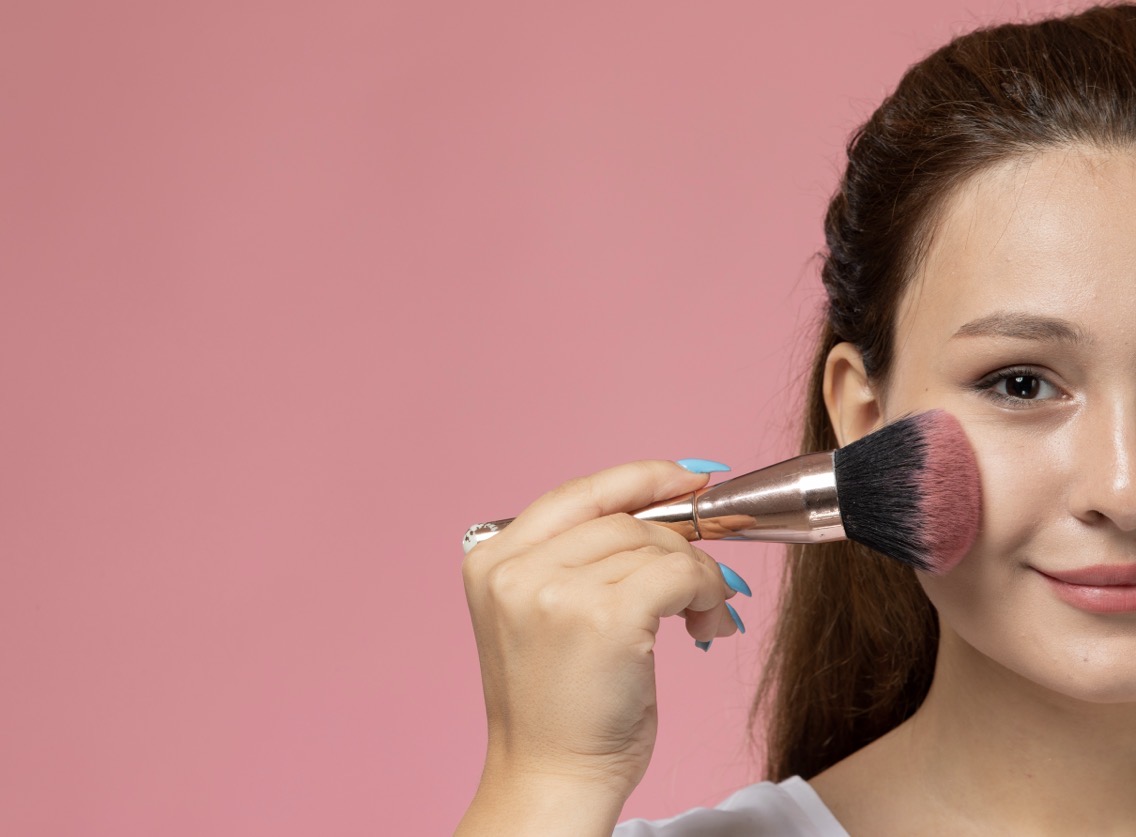 TRIK: Mengaplikasikan cream blush butuh trik khusus. (Foto: Freepik)