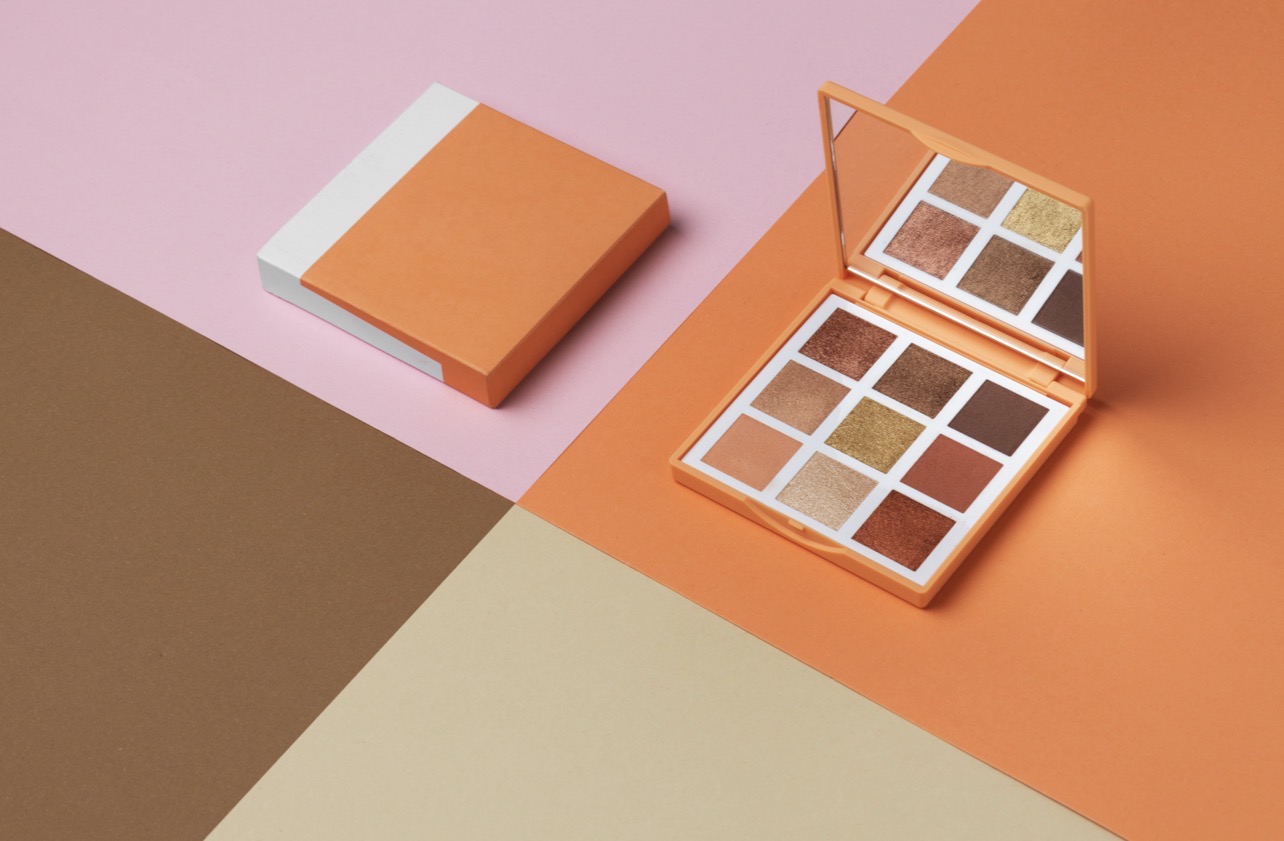 WARNA HANGAT: Palet eyeshadow dengan tone warna hangat dan netral untuk berbagai konsep busana. (Foto: Freepik)
