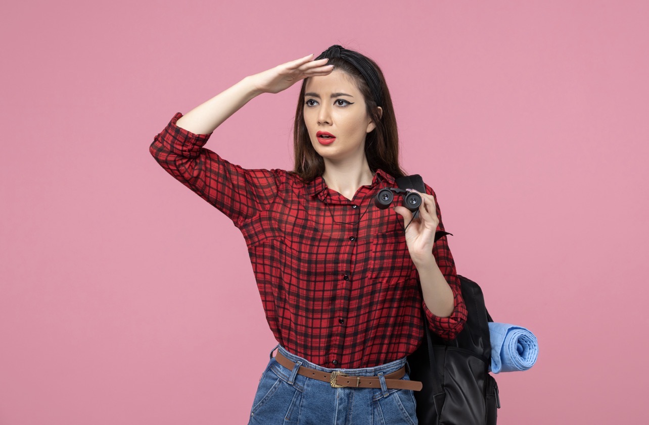 CANTIK: Backpacker-an tetap cantik dengan memakai sederet produk makeup esensial. (Foto: Freepik.com)