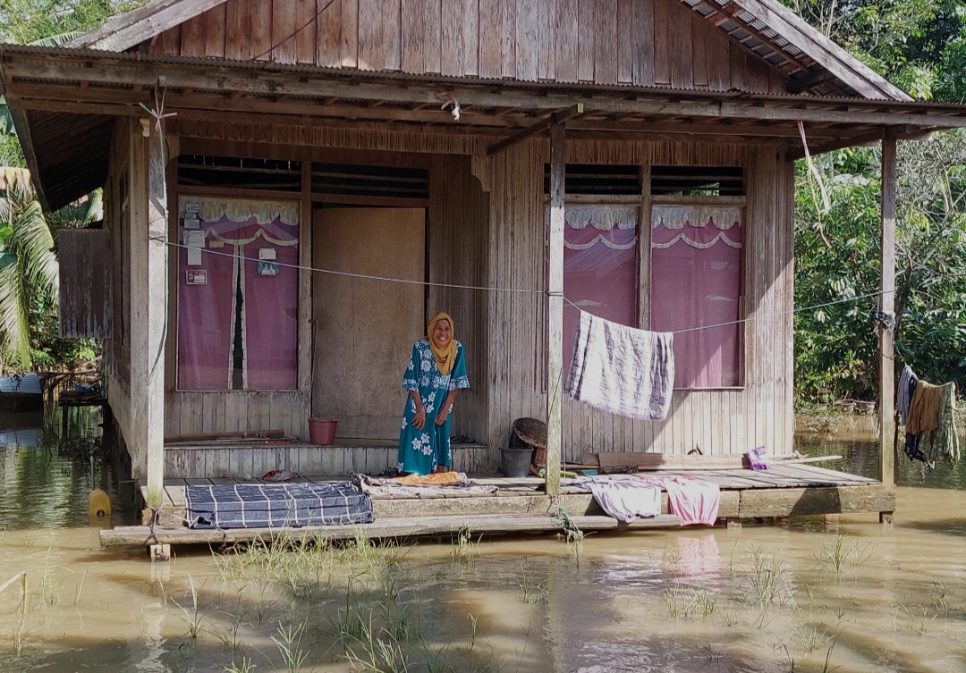 BANJIR: Warga HST hanya bisa sabar dan pasrah menghadapi musihab banjir. (Foto: Jamaluddin/Radar Banjarmasin)