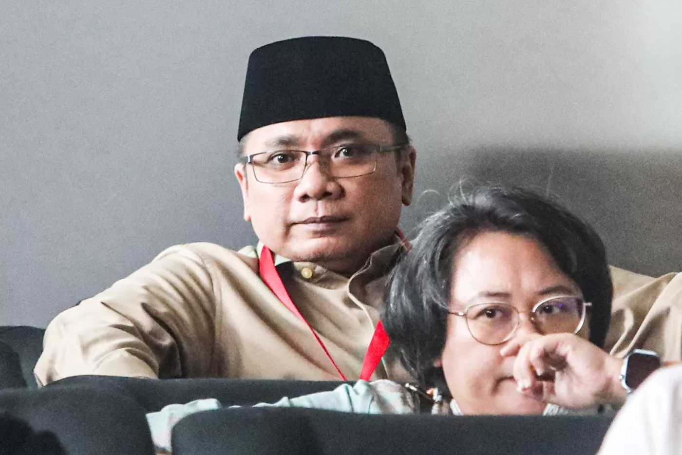 TERSANDUNG HUKUM: Mantan Menteri Agama Yaqut Cholil Qoumas saat bersiap menjalani pemeriksaan di Gedung Merah Putih KPK, Jakarta, Selasa (16/12). (Salman Toyibi/Jawa Pos)