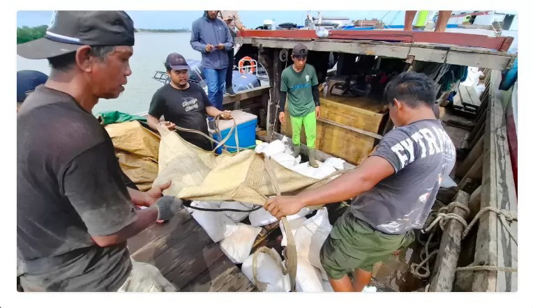 ILEGAL: Barang bukti biji timah yang berhasil diamankan saat hendak diselundupkan dari Bangka Belitung ke Malaysia. (TNI AL)