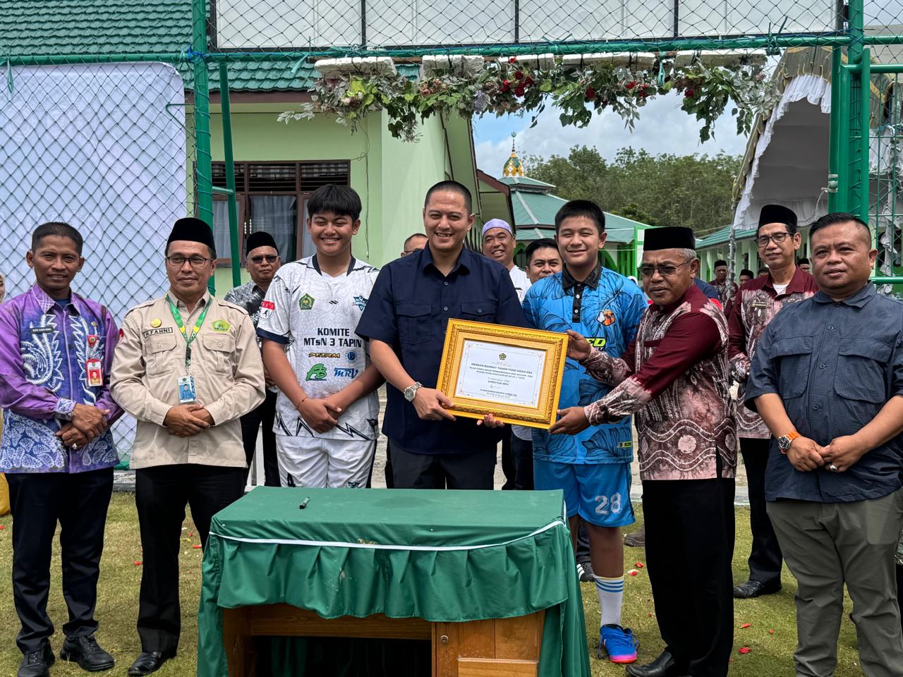 SATU-SATUNYA: Di MTsN 3 Tapin sekarang berdiri satu fasilitas olahraga yakni lapangan Mini Soccer, penunjang untuk siswa berolahraga.