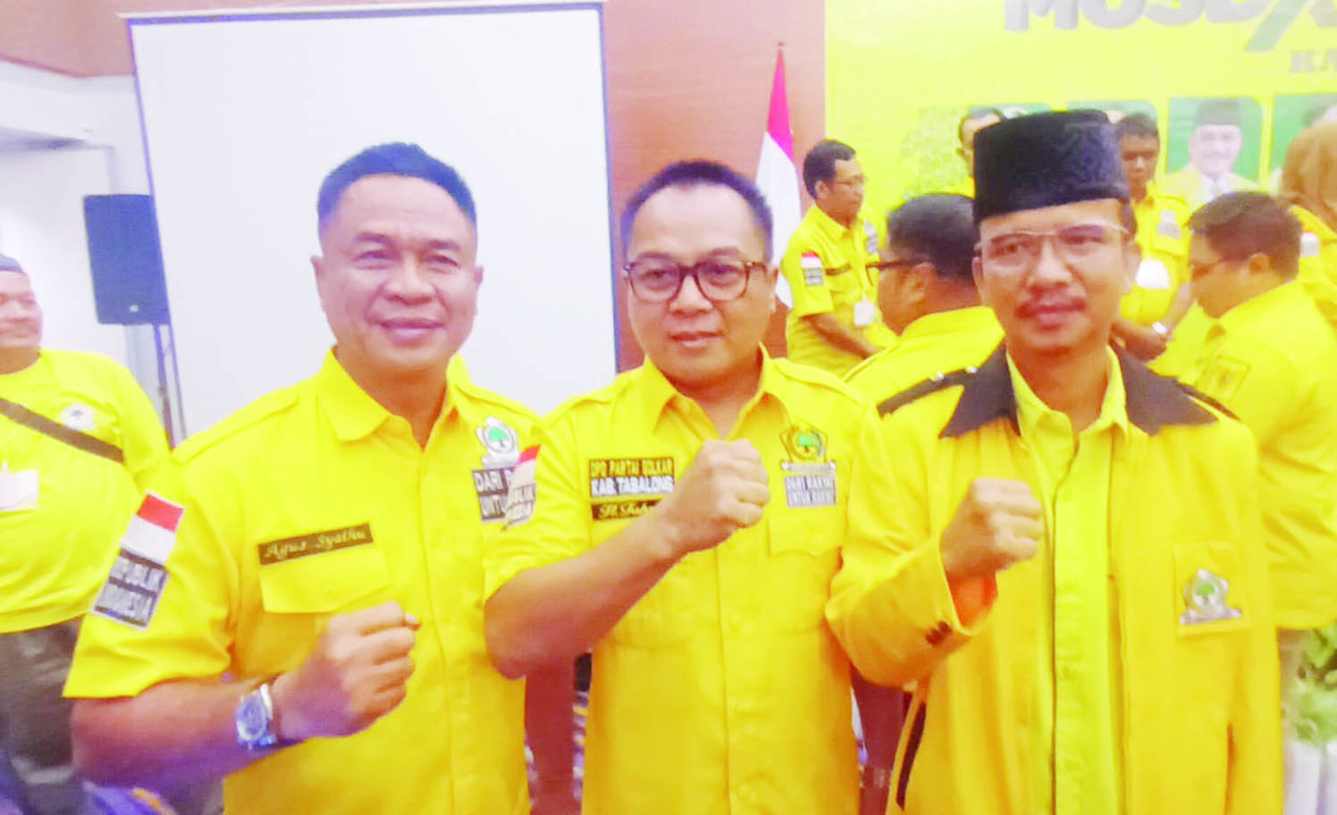 TERPILIH: Muhammad Fahmi Ansyari (tengah) calon Ketua DPD Golkar Tabalong terpilih.  (Foto : Ibnu Dwi Wahyudi/Radar Banjarmasin)