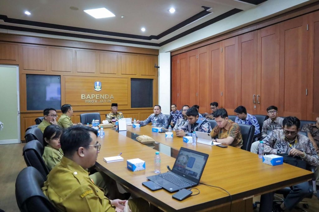 BERDISKUSI: Rombongan Komisi II DPRD Kalsel berdiskusi bersama Badan Pendapatan Daerah (Bapenda) Jawa Timur (Jatim). (DPRD KALSEL)