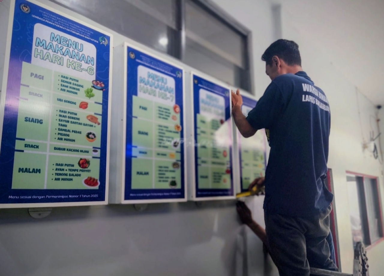 NEON BOX: Warga binaan Lapas Kelas IIB Banjarbaru saat memasang neon box di Lapas Perempuan Martapura, Kamis (15/1).