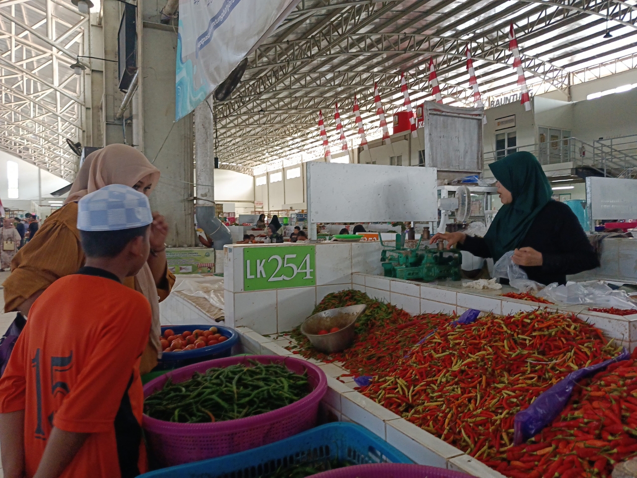 CABAI: Pedagang cabai di Pasar Bauntung Banjarbaru, Jumat (16/1).