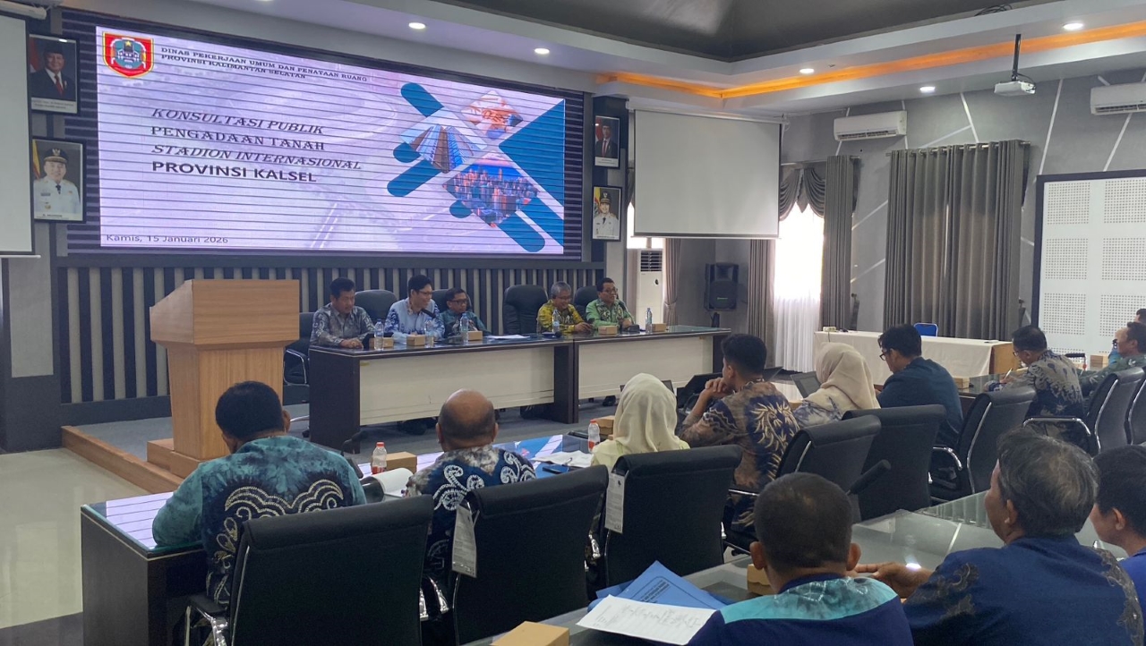 FORUM: Para pemilik lahan saat dikumpulkan dalam Forum Konsultasi Publik (FKP) pengadaan tanah pembangunan stadion internasional di Aula Kantor Dinas PUPR Kalsel, Kamis (15/1).
