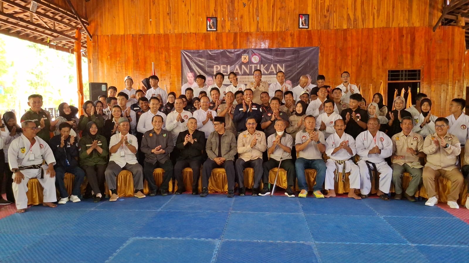 MOMEN: Pengurus Cabang Lemkari se-Kalimantan Selatan periode 2025&ndash;2029 foto bersama usai pelantikan di Kiram Park, Banjarbaru, Sabtu (17/1).