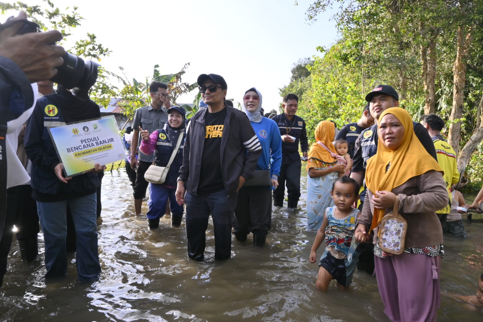 TINJAU LOKASI: Wakil Gubernur Kalsel, Hasnuriyadi Sulaiman menyambangi desa Tabing Rimbah. Salah satu wilayah terdampak Banjir di Kabupaten Barito Kuala, Jumat (16/1).