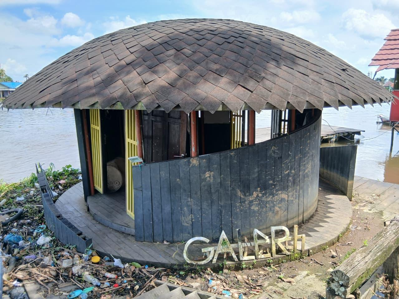 TERBENGKALAI:Kondisi Galeri Terapung Sasirangan di Sungai Jingah tampak memprihatinkan, padahal lokasi ini berada di jalur wisata susur sungai dan kawasan Kampung Sasirangan.