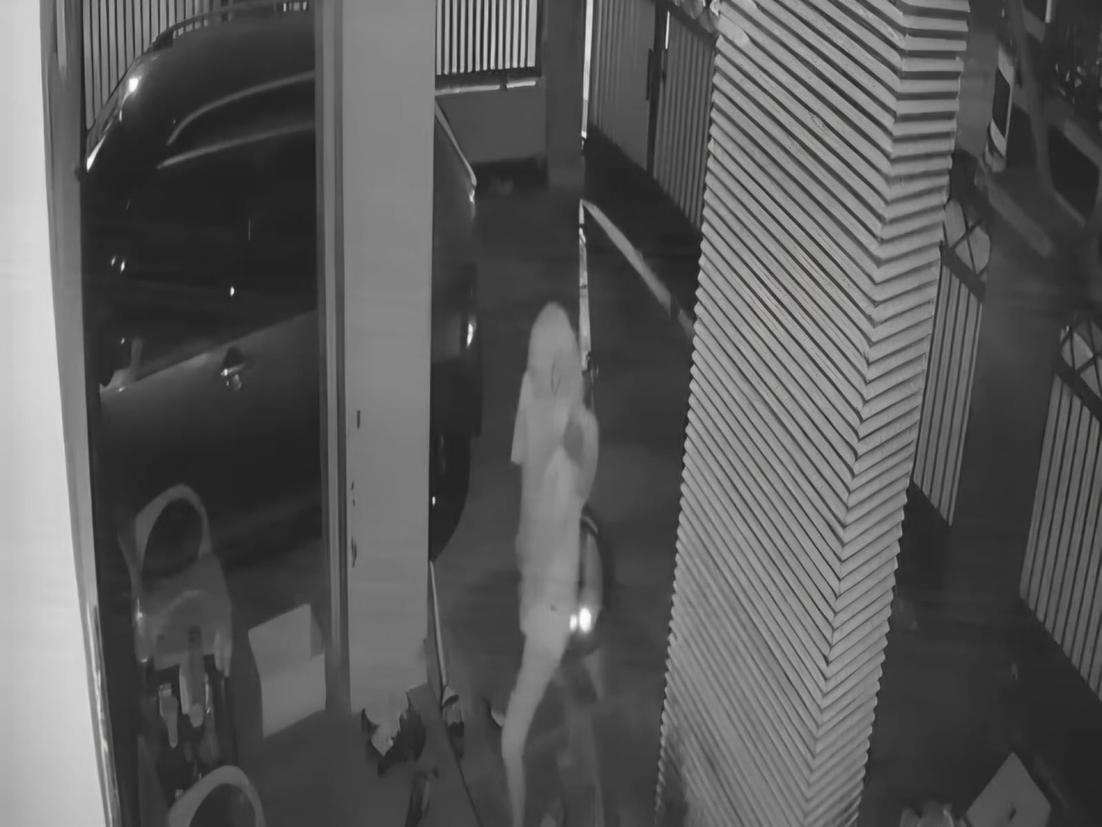 GEGER:Pencuri bersenjata api beraksi di rumah Samsiah di Desa Simpang Empat Sungai Baru, Sabtu (17/1/2026) terekam CCTV.