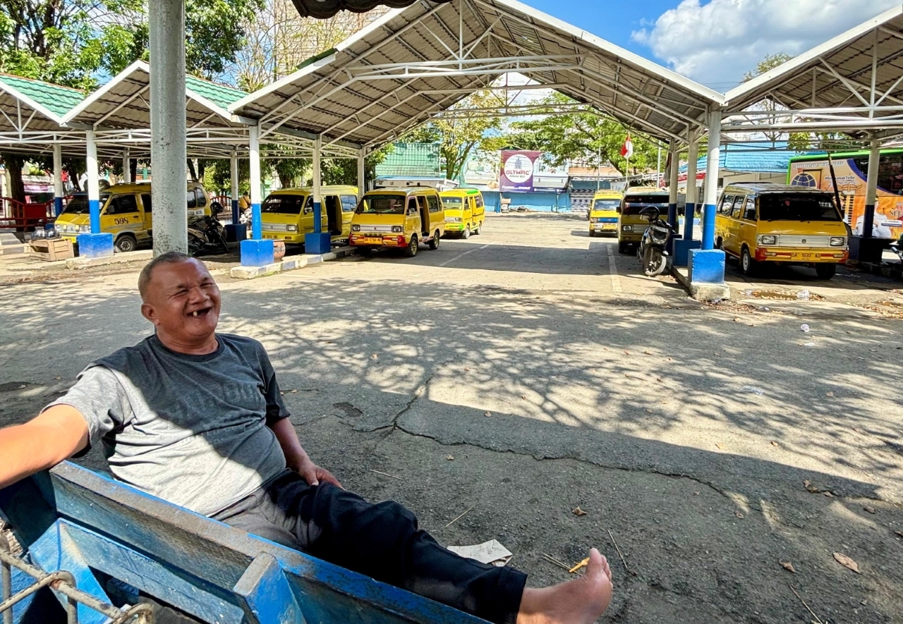 Syamsuddin, sopir taksi kuning yang masih setia menunggu penumpang di bawah ketatnya perkembangan zaman.